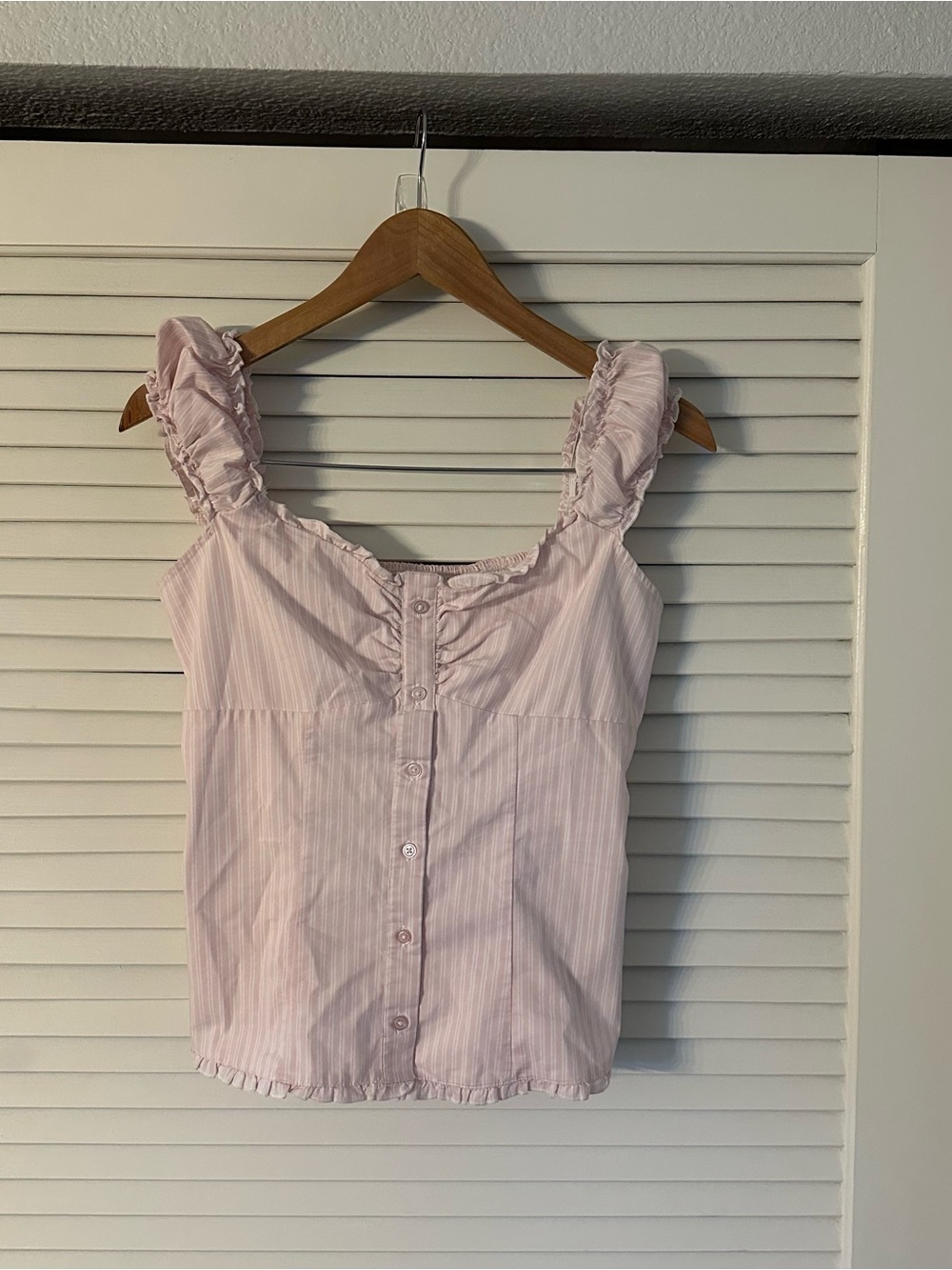 Hollister Light Pink Ruffle Strap Button-Up Tank - Picture 2 of 4